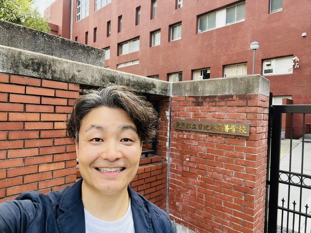 佐藤 日比谷高校の前で