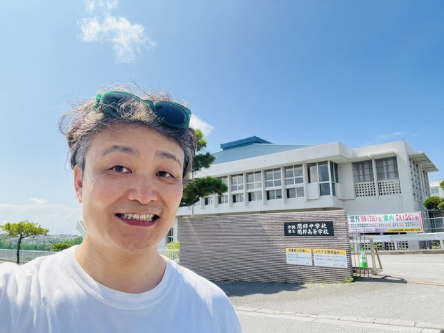 佐藤 開邦高校の前で