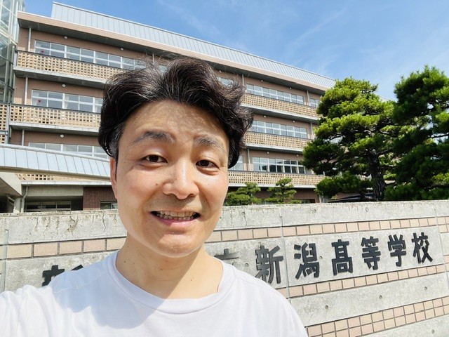 佐藤 新潟高校の前で