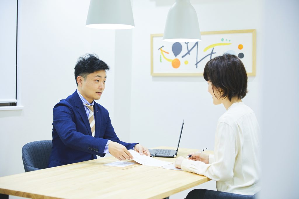 代表 佐藤が相談者と向き合い、面談を行う様子