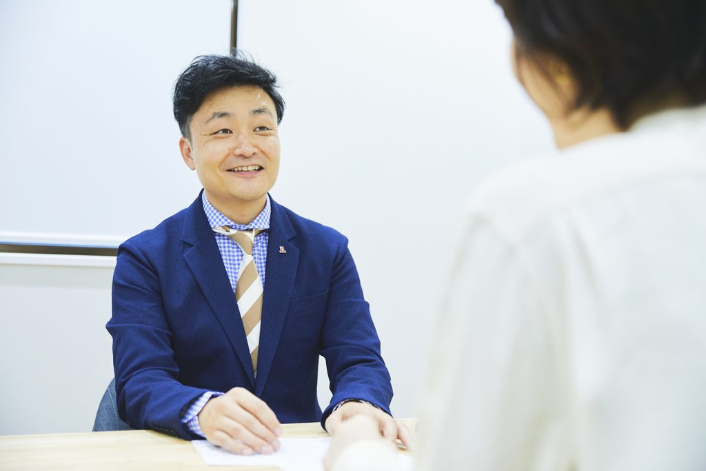保護者と面談する代表 佐藤 秀樹