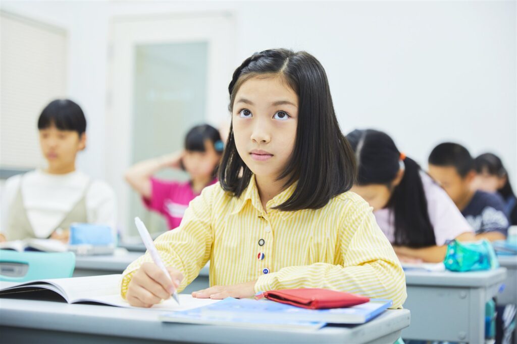 教室で授業に集中する生徒