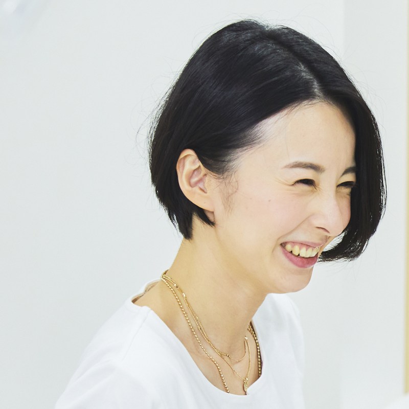 専属スタッフが笑顔で対応する様子