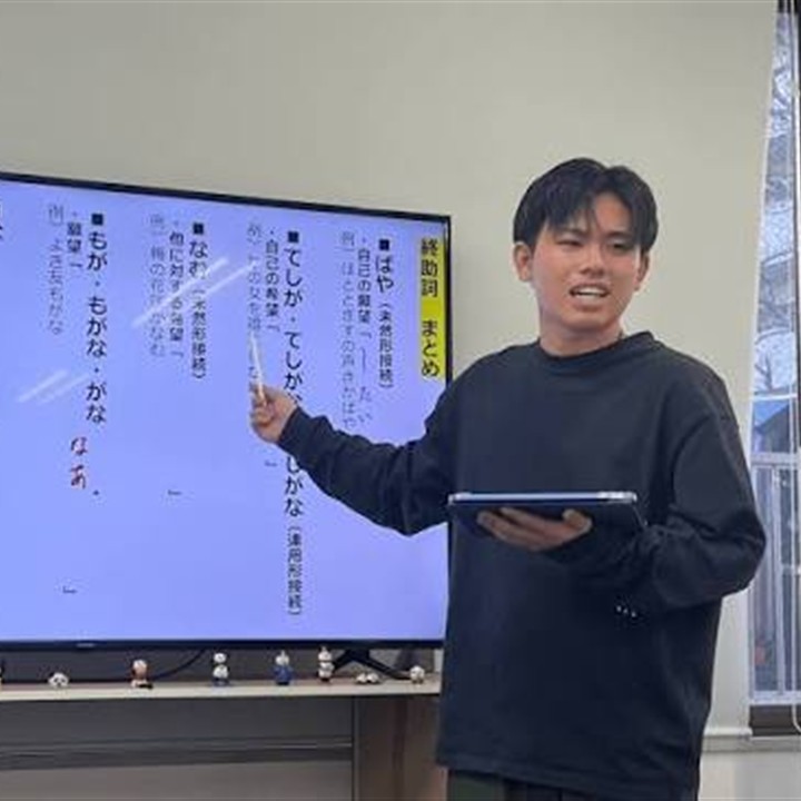 しょうた塾の教室で授業をする先生